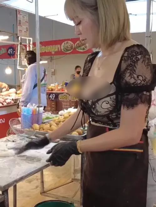 Penjual Cantik Berbaju Seksi, Susu Kedelai di Tempat Ini Diantre Pembeli