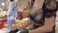 Caranya ini ternyata manjur. Banyak orang yang kemudian membeli barang dagangannya hingga cepat habis. (Foto: Sanook)