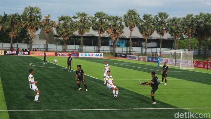 Persipa Pati (hitam) melawan Persikab Bandung (putih) di Stadion Joyo Kusumo, Pati, Sabtu (1/10/2022).
