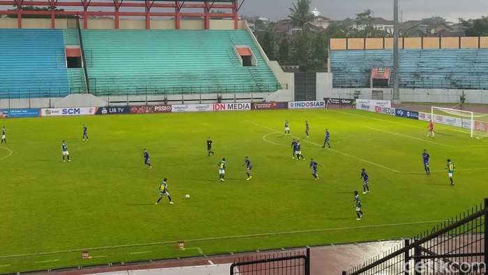 Pertandingan Nusantara United FC melawan PSCS Cilacap di Stadion Moch Soebroto Kota Magelang, Sabtu (1/10/2022).