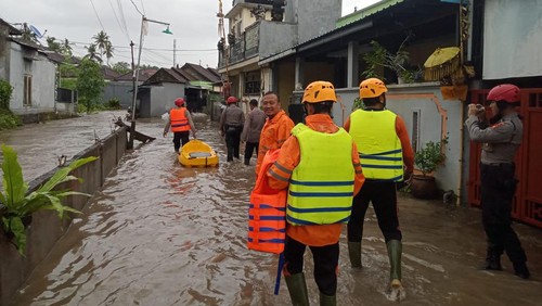 Petugas BPBD Tabanan bersama warga sekitar melakukan evakuasi terhadap 25 kepala keluarga, di Perumahaan Panorama, Kabupaten Tabanan, Bali, yang rumahnya terendam banjir, Jumat (30/9/2022) sore.