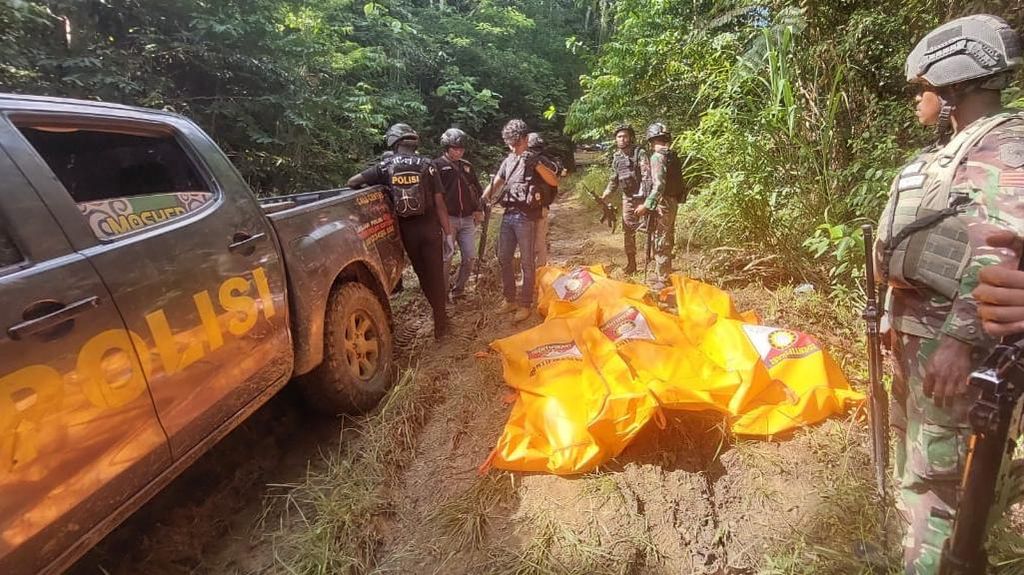 TNI-Polri Tuntaskan Evakuasi 13 Korban KKB di Papua Barat, 1 Masih Hilang