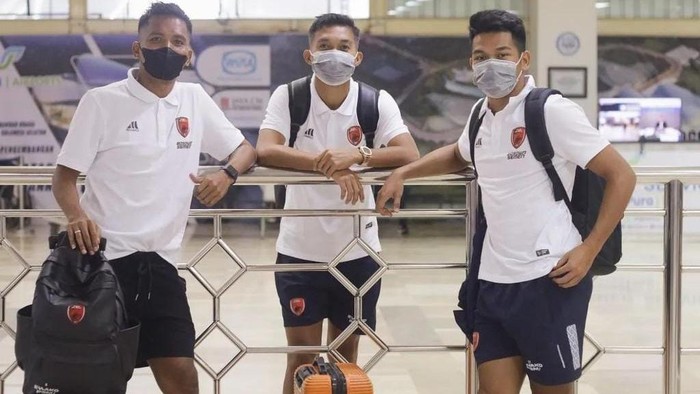 Pemain PSM Makassar bersiap berangkat ke Banjarmasin