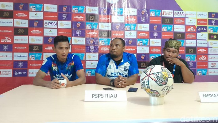 Pelatih sementara PSPS Riau, Riswandi (tengah) dan Kapten Afiful Huda (kiri) saat konferensi pers usai laga lawan Karo United (Nizar Aldi/detikSumut)