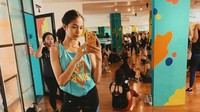 Di tengah kesibukannya sebagai artis dan urusan rumah tangga lainnya, Putri menyempatkan diri melakukan HIIT (High Intensity Interval Training) cardio di rumah sebelum memulai aktivitas di luar rumah. (Foto: Instagram @putrimarino)