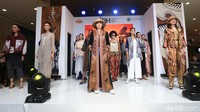 Acara dimeriahkan dengan penampilan Tari Rebong dan Parade Fashion Show dari 16 Desainer terkemuka Indonesia yang menampilkan hasil karya menakjubkan dengan menggunakan keberagaman Batik.