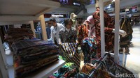 Batik yang ditampilkan merupakan produk UMKM dengan tujuan memperluas minat dan kebanggaan akan batik di era modern.