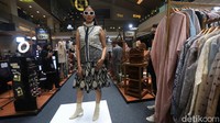 Hadir Maestro Batik Indonesia seperti, Dudung Batik, Batik Mahadewi, Batik Tiga Puteri, Batik Komar, Batik Tatik Sri Harta, Hasan Batik Bandung, Canting Wira Batik, Pesona Batik Madura, dan Galeri Batik Jawa Indigo serta koleksi outfit Batik eksklusif dari Desainer ternama di Indonesia.  