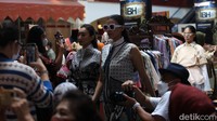 Sejumlah model pun memperagakan beberapa batik yang langsung menjadi sorotan pengunjung.