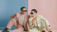 Rizki DA sering mengunggah aktivitas kulinernya. Seperti saat pemotretan dengan Ridho DA, sang kembaran. Mereka terlihat menikmati semangka. Foto: Instagram & YouTube