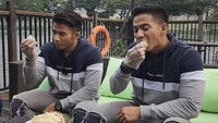Rizki DA dan kembarannya juga terlihat menikmati durian bersama. Keduanya memesan durian Musang King. Foto: Instagram & YouTube