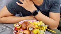 Penyanyi dangdut ini sempat mendapatkan endorse buah kurma muda. Begini momennya saat menikmati buah tersebut. Foto: Instagram & YouTube