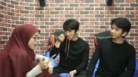 Saat masih pacaran dengan Lesti Kejora, keduanya sempat membuat vlog bersama sambil menikmati mie goreng. Foto: Instagram & YouTube