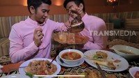 Tak hanya nasi biryani, tapi Rizki DA dan kembarannya juga menikmati teh Arab yang hangat berempah. Foto: Instagram & YouTube