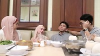 Momen kebersamaan Rizki DA bersama Lesti Kejora yang lain juga pernah terlihat ketika menikmati shabu-shabu. Momen ini diambil ketika keduanya masih bersama. Foto: Instagram & YouTube