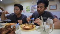 Saat menjadi host kuliner, Rizki DA juga pernah makan di Gado-gado Bon Bin yang legendaris. Keduanya juga menikmati lontong sayur. Foto: Instagram & YouTube