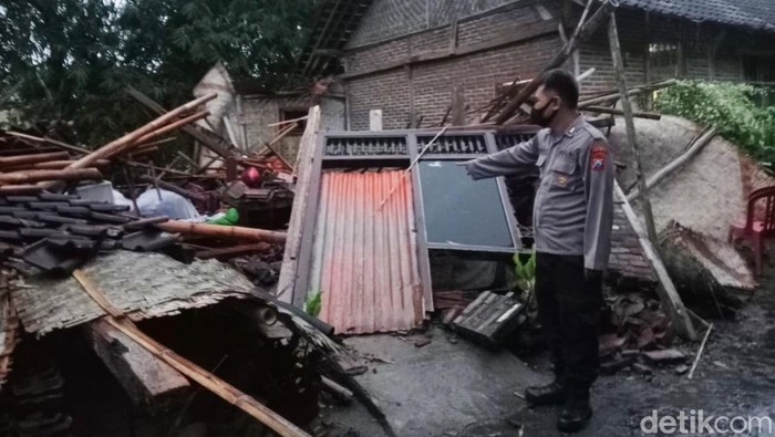 rumah roboh imbas hujan deras di banyuwangi