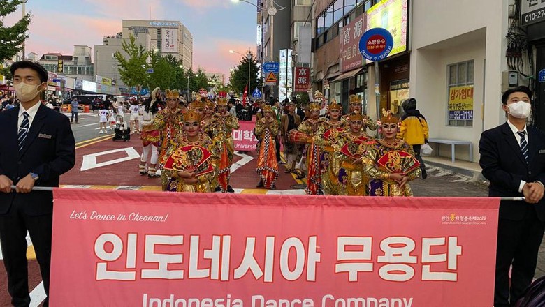 Sanggar Santhi Budaya meraih juara 2 di ajang Cheonan International Dance Festival yang diselenggarakan oleh Federation International Dance Arts Festival (FIDAF), di Cheonan, Korea Selatan. Sanggar Santhi Budaya meraih juara 2 di ajang Cheonan International Dance Festival yang diselenggarakan oleh Federation International Dance Arts Festival (FIDAF), di Cheonan, Korea Selatan.