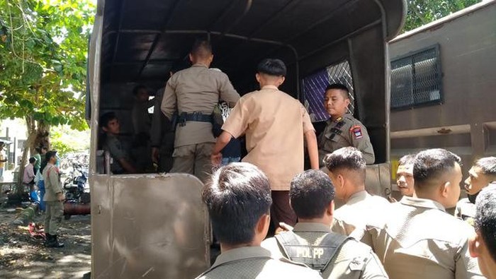 Satpol PP Padang amankan pelajar yang hendak tawuran.