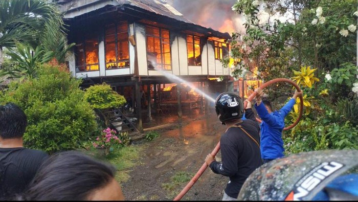 Kebakaran menghanguskan tiga rumah panggung di Kabupaten Soppeng, Sulawesi Selatan (Sulsel).