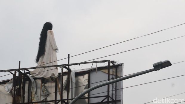 Munculnya kuntilanak di baliho Bandung, Jawa Barat sempat meresahkan masyarakat. Sosok kuntilanak terlihat berdiri tegak di atas billboard di kota Bandung.