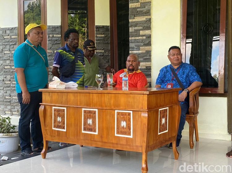 Foto Terkini Lukas Enembe Duduk di Teras Rumahnya di Jayapura