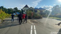Saat awak media memasuki halaman rumah Lukas Enembe, para simpatisannya sempat berdiri. Mereka juga terlihat melakukan penjagaan ketat di gerbang rumah Lukas Enembe. Foto: Andi Nur Isman/detikcom
