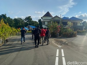 Kian Ramai Simpatisan Lukas Enembe, Dianggap Tak Mengganggu-Cuma Jaga Rumah