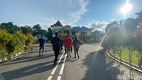 Sejumlah simpatisan tampak melakukan penjagaan. Mereka memblokade jalan menggunakan ekskavator tidak jauh dari jalan poros. Foto: Andi Nur Isman/detikcom