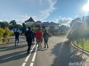 Suasana Terkini Rumah Lukas Enembe di Jayapura yang Dijaga Ketat Simpatisan