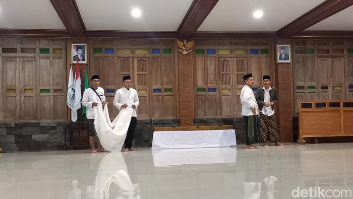 Suasana rumah duka KH M Dian Nafi di Windan Kartasura Sukoharjo, Sabtu (1/10/2022).