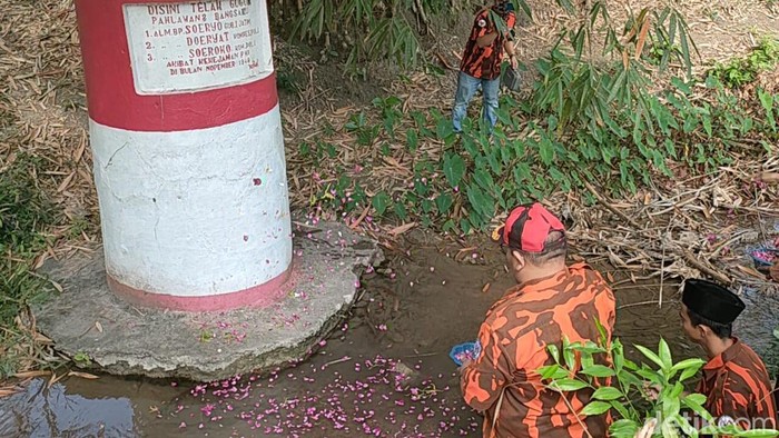 Tabur bunga di lokasi terbunuhnya Gubernur Suryo di Ngawi