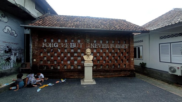 Taman 65 di Kesiman, Denpasar, menjadi sebuah upaya melawan lupa terhadap peristiwa pembunuhan massal yang pernah terjadi di Pulau Dewata itu.
