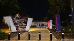 Taman Literasi Blok M Bertabur Cahaya di Malam Hari