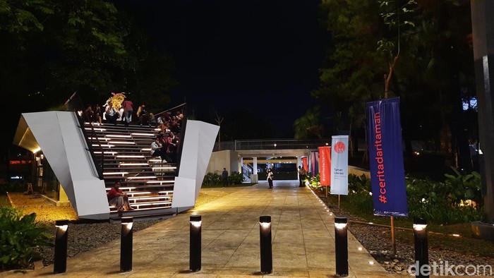Indahnya Taman Literasi Martha Tiahahu di Malam Hari