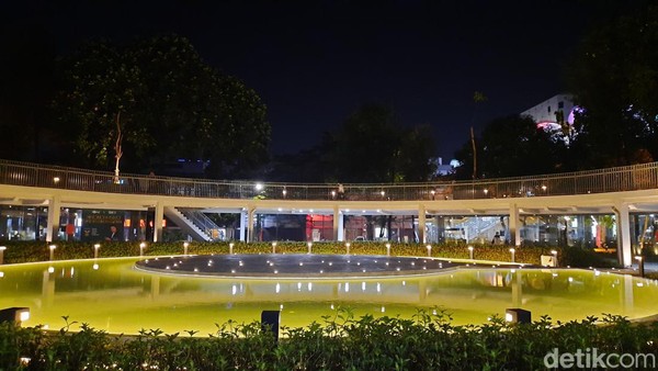 Taman Literasi Blok M Bertabur Cahaya di Malam Hari