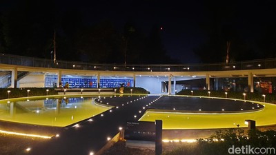 Taman Literasi Blok M Bertabur Cahaya di Malam Hari