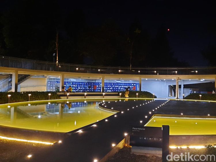 Taman Literasi Blok M Bertabur Cahaya di Malam Hari