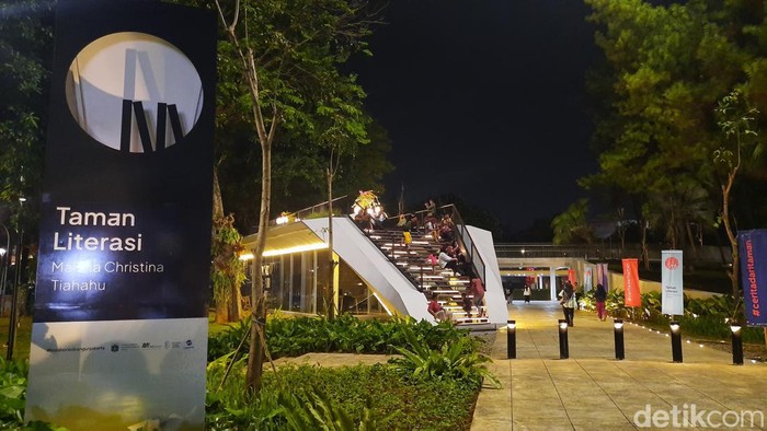 Indahnya Taman Literasi Martha Tiahahu di Malam Hari
