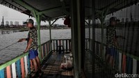 Beberapa perkampungan di kawasan pesisir Jakarta Utara hingga kini masih terus mengalami banjir rob, banjir yang diakibatkan pasang surut air laut, setiap harinya hingga kondisi ini menjadi hal yang lumrah.