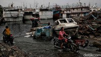 Menurut mereka setiap satu tahun sekali terjadi kenaikan permukaan air laut  10 cm - 50cm  Dan  itu akan terus terjadi jika tidak dicegah dengan pencegahan yang efektif.
