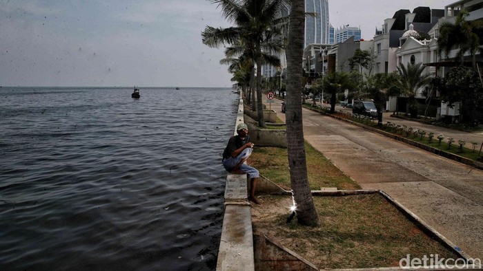 Banyak faktor yang menyebabkan Jakarta bakal tenggelam. Diantaranya perubahan iklim, ledakan penduduk hingga eksploitasi air.