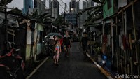 Menyempit atau tersumbatnya saluran sungai dan kanal oleh sedimen dan sampah juga turut mempercepat penurunan tanah Jakarta.