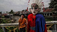 Masih banyaknya permukiman yang berdiri di pinggiran sungai Jakarta membuat tersumbatnya aliran air yang membuat penurunan tanah kian cepat.