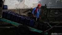 Faktor lain percepatan penurunan tanah yakni ekploitasi air tanah yang masih banyak dilakukan warga Jakarta. Khususnya warga pesisir Jakarta yang saat ini masih banyak belum memperoleh aliran air PAM.