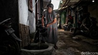 Terlihat warga di Kampung Empang Muara Angke mengambil air tanah di sekitar rumahnya.