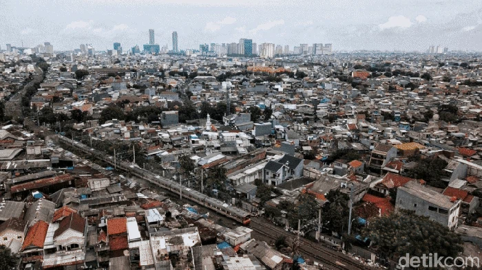 Banyak faktor yang menyebabkan Jakarta bakal tenggelam. Diantaranya perubahan iklim, ledakan penduduk hingga eksploitasi air.