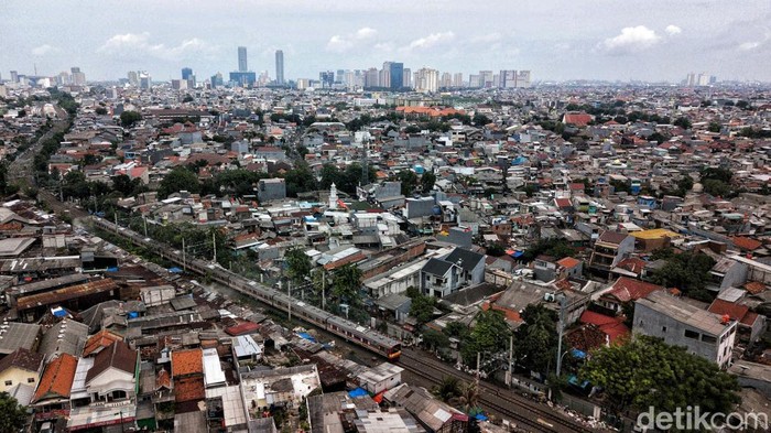 Banyak faktor yang menyebabkan Jakarta bakal tenggelam. Diantaranya perubahan iklim, ledakan penduduk hingga eksploitasi air.