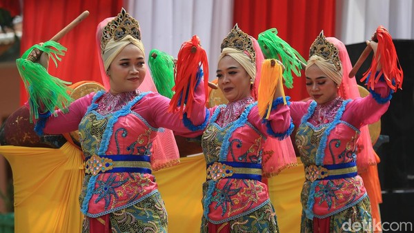 Tarian Rampak Bedug adalah kesenian yang memadukan seni tari, musik dan religi sebagai media hiburan dan kesenian debus menampilkan atraksi kekebalan tubuh manusia. Tarian Rampak Bedug adalah kesenian yang memadukan seni tari, musik dan religi sebagai media hiburan dan kesenian debus menampilkan atraksi kekebalan tubuh manusia.