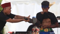Debus adalah seni bela diri yang dikenal dari provinsi Banten. Seni bela diri ini merupakan penggabungan tarian, suara, hingga magis.